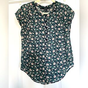 EUC Fun 2 Fun Navy & Teal Floral Print Short Sleeve Henley Blouse Size M